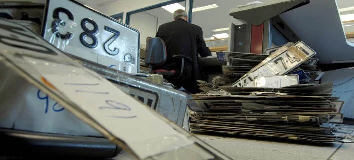 Κατάθεση πινακίδων: Τρεις μέρες ακόμα για τις δηλώσεις «ακινησίας» οχημάτων στις ΔΟΥ